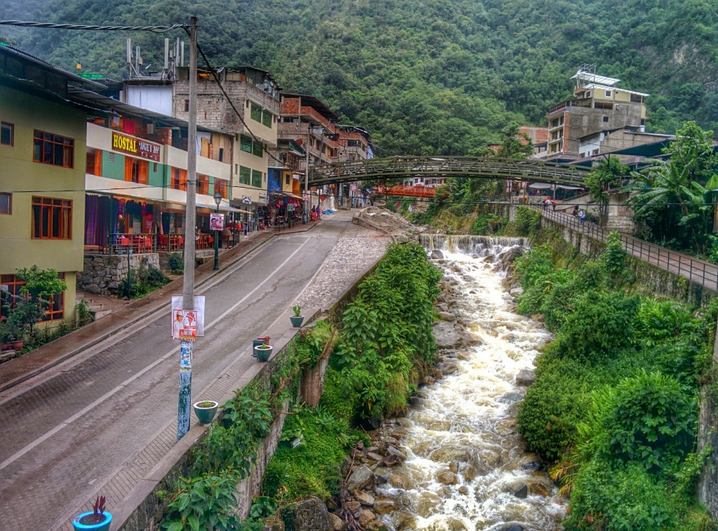 Machu Picchu dağının eteklerinde bulunan Aguas Calientes köyünden bir görüntü. Machu Picchu harabelerine bu köyden sonra 8 km lik bir otobüs yolculuğu veya yaya olarak olarak da ulaşmak mümkün.