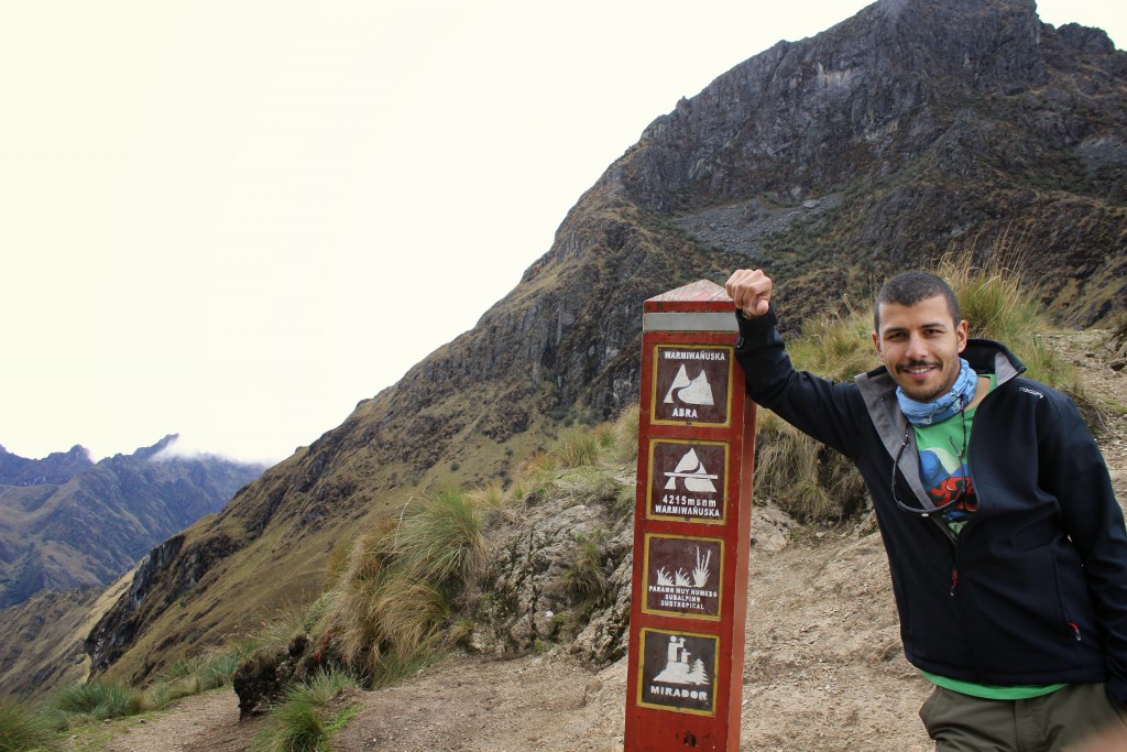 İnka Yolu Yürüyüşü'nün en yüksek noktası olan Warmiwanuska geçidi tam 4215 metre. (Ölü Kadın Geçidi - Dead Woman’s Pass)