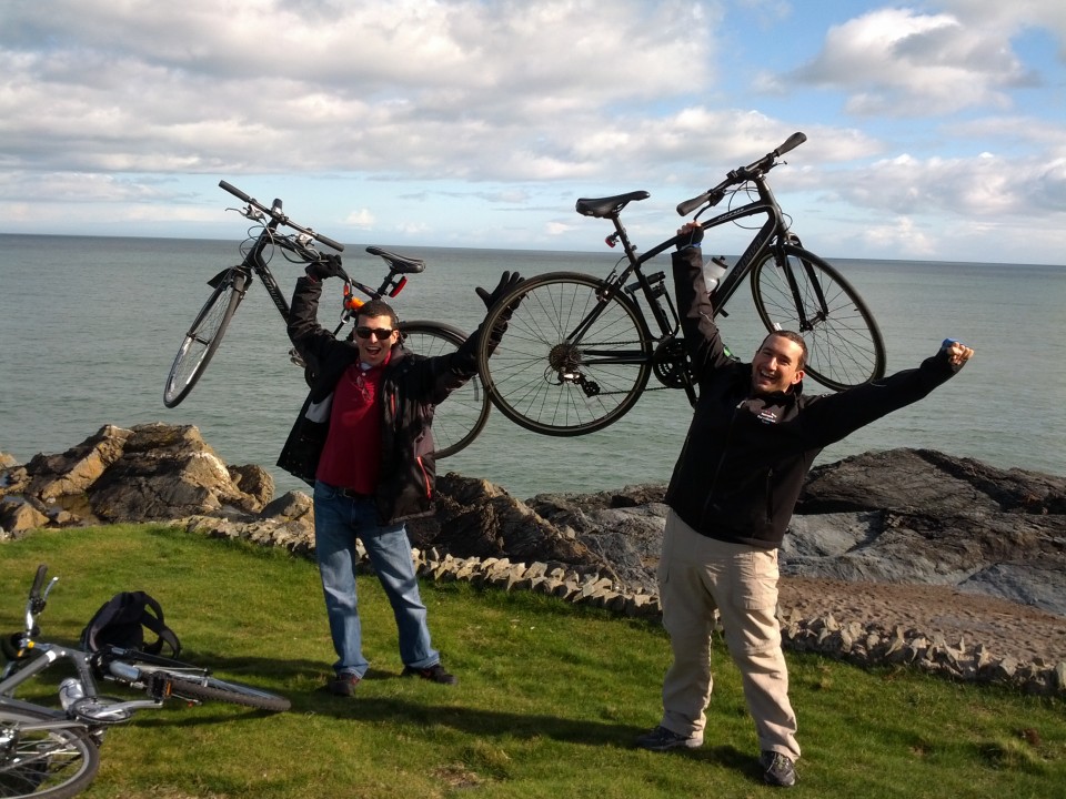 Tarihe geçen pozlardan biri. Daha henüz Galway bisiklet turunun hazzını yaşamamışız (220 km) ve Greystones'a bisikletle gitmeyi (80 km) marifet sayıyoruz.