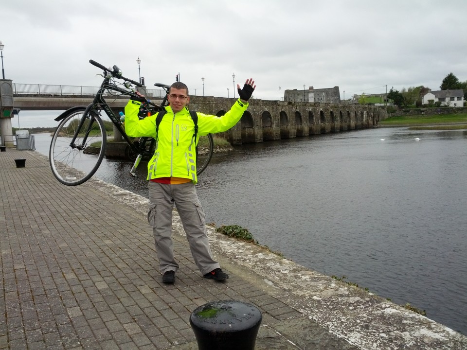 Şu son 5 seneye damgasını vuran şeylerin başında sevgili Onurka ile yaptığımız Galway - Dublin bisiklet yolculuğu yer alıyor. Onur'la 1.5 günde tamamladığımız ve ciddi anlamda ilk uzun bisiklet yolculuğumuz bu rotada müthiş anılar biriktirdik. Hala bir araya geldiğimizde anılarını sürekli canlandırdığımız hikayelerimizden biridir. Efsaneydi. 2012 Nisan'ı.