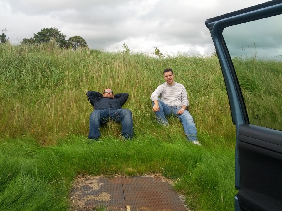 Onurka ve Moris'le Cork gezimiz. Ağustos 2012. Otoban kenarındaki İrlanda çimlerinin güzelliğine kendini kaptıran Onurka'nın arabayı kenara çekmesi. Ve böyle bir anı. :)